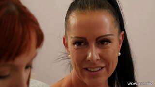 דערוואַקסן לעסביאַן פריינט בעת געשלעכט פֿאַר דער ערשטער צייַט