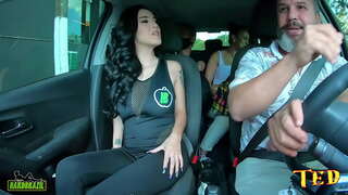 זי סאַו פּאַולאָ נאַקעט אין די מאַשין און וויל צו טאָן איר ערשטער פּאָרן פֿילם