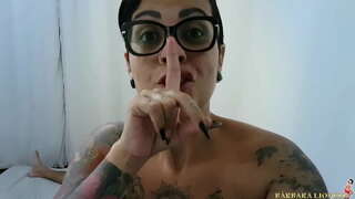 E muhé ta lanta ku rima, ku ta kaba ku e lechi e grote