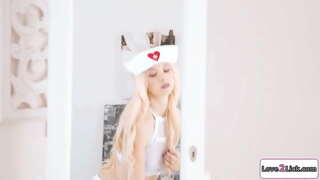 Kichik ko&#039;krak fotosini liboslar bir roleplay uchun hamshira sifatida yuqoriga.U busty gf g&#039;amxo&#039;rlik qiladi va yalaymiz va barmoqlari uning cunt.Shes rimmed sifatida uning u facesits