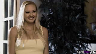 Milf Lauren Phillips a nadržený teen Paisley Porter střídají na koni Péro Chibbles obrovský muž maso