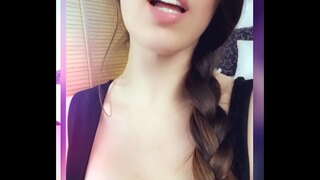 Video klipi, kas masturbē, mēģinot uz apģērba un kails no februāris 2020