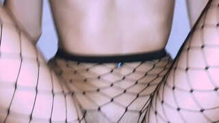 החורגת זין זין גדול בחשכה.