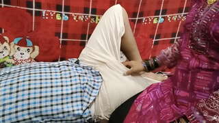 Butain yn cael ei weithio ef i fyny gan fod y dŵr yn saethu i lawr