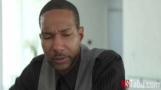 Ebony Pameita Tētis Grib, Lai Ārstētu Viņas Kā Dāma