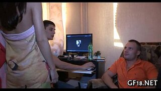 Нэлээн өсвөр охин зогсож doggy загвар