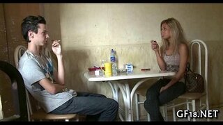 Băiatul stă și se uită