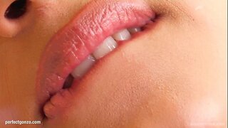 ���ีน่าจะพาตัวเองออกจาลังช่วยตัวเองกับมือและ dildo ที่ให้ผมสีชมพู