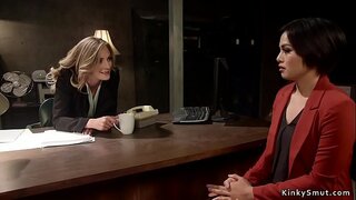 Blonde lesbisk anal brunette fucks stedfortræder officer med strop på cock