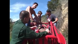 Perversa negro floozie Kelly Starr con grandes pio pio paxariño heredeiros goza cando catro tesón compañeiros cutucou a ela en toda a súa porra buratos