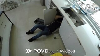 Большой член скользит в тугую брюнеточку