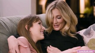 Stiefmutter wird in Ihren Arsch Fingern und geleckt von Stieftochter