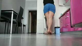 מאַמי פּלייינג אויף קיך. זייער האָרני און נאַס לאָך