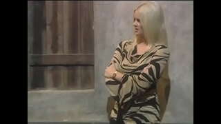 Big ass blonda kuce Hannah Harper sucks un fucks pavāru tauku dick restorāns