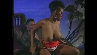 ���ູ້ຊາຍສີດໍາປຸ່ງຂແລ້ລົກແລະ fucks ຂອງນາງຫລົງກ່ຽວກັບປະທານໄດ້